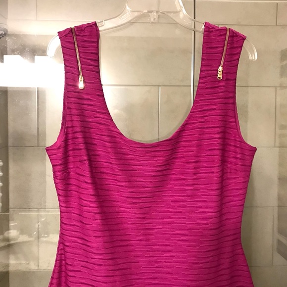 GUESS Magenta Sleeveless Dress Gold Zipper Detail Silky Ribbed Texture BodyCon - Picture 2 of 9